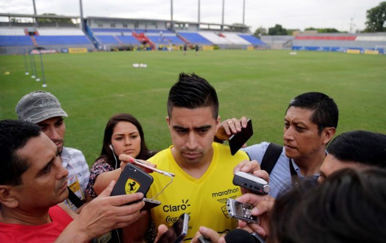 LYNXMPEG941WD.jpg,Foto de archivo de Christian Noboa hablando con la prensa antes de un entrenamiento de Ecuador en Asunción para un partido con Paraguay por la eliminatoria al Mundial 2018. 
 22/03/17 
REUTERS/Jorge Adorno; Crédito: JORGE ADORNO, Reuters