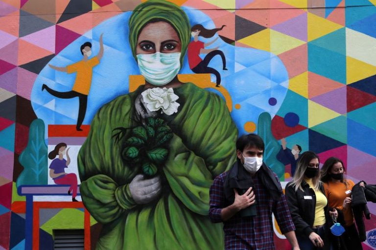 LYNXMPEG94230.jpg,IMAGEN DE ARCHIVO. Personas caminan cerca de un graffiti en tributo a los trabajadores de la salud en medio delbrote de coronavirus, en el Hospital das Clínicas de Sao Paulo, Brasil, Agosto 18, 2020. REUTERS/Amanda Perobelli; Crédito: AMANDA PEROBELLI, Reuters