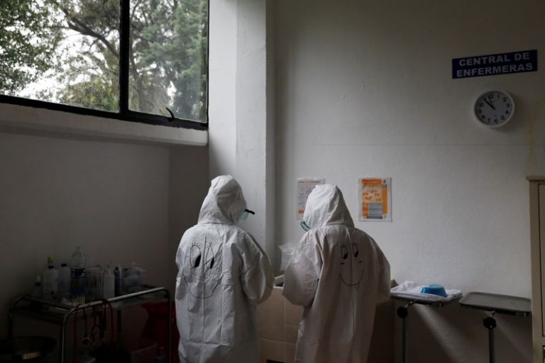 LYNXMPEG9501N.jpg,FOTO DE ARCHIVO. Personal médico vestido con trajes con rostros felices dibujados en ellos, son vistos dentro del hospital militar que atiende a pacientes con síntomas de la enfermedad COVID-19 en Ciudad de México. Agosto 20, 2020 REUTERS/Carlos Jasso; Crédito: CARLOS JASSO, Reuters