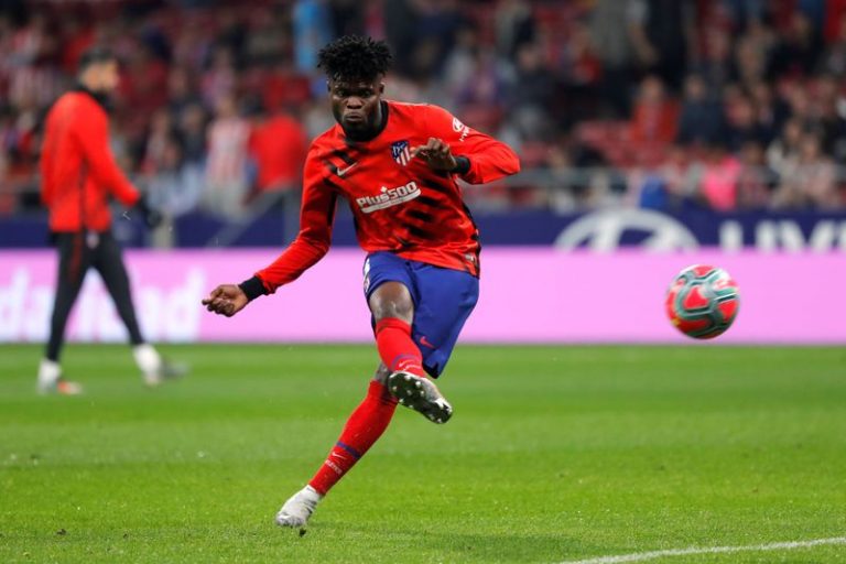 LYNXMPEG950JP.jpg,FOTO DE ARCHIVO: Thomas Partey durante el calentamiento previo a un partido entre el Atlético de Madrid y el Athletic de Bilbao. Madrid, 26 de octubre de 2019. REUTERS/Susana Vera/Files; Crédito: SUSANA VERA, Reuters