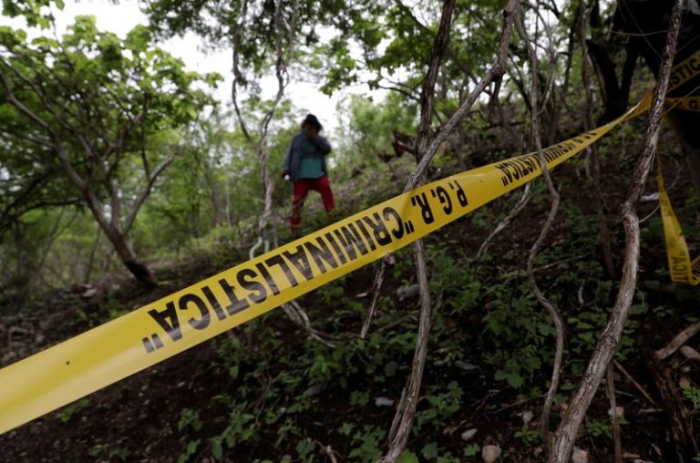 LYNXMPEG950Z8.jpg,FOTO DE ARCHIVO. Imagen referencial de cinta amarilla policial entre unos arbustos, en Cocula, México. 8 de julio de 2020. REUTERS/Henry Romero; Crédito: HENRY ROMERO, Reuters
