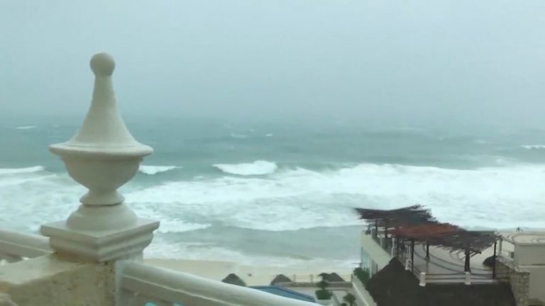 LYNXMPEG9515X-1.jpg,Foto ilustrativa de olas afectando la línea costera de Cancún por el paso de la tormenta Gamma tomada de la cuenta de Twitter @LDSIEMPRETRAVEL  via REUTERS 
ATENCIÓN EDITORES, CRÉDITO OBLIGATORIO, PROHIBIDA SU REVENTA O SU USO COMO ARCHIVO. ; Crédito: @LDSIEMPRETRAVEL, Reuters