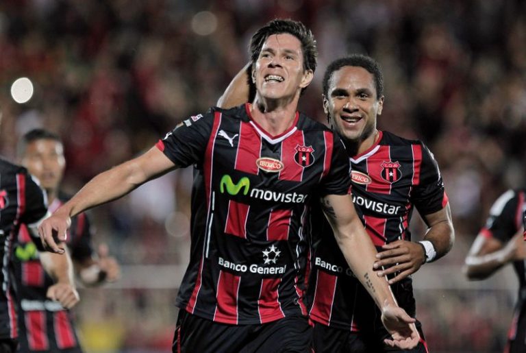 LYNXMPEG951W6.jpg,Foto de archivo de jugadores de Alajuelense celebrando un gol en partido de Liga de Campeones Concacaf. Estadio Alejandro Moreira, Alajuela, Costa Rica. 26 de febrero de 2015.
REUTERS/Juan Carlos Ulate; Crédito: Array, Reuters