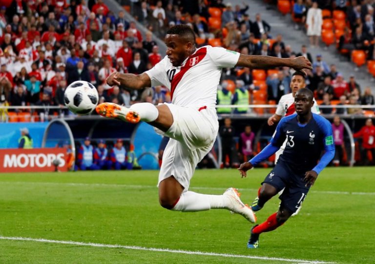LYNXMPEG95264.jpg,El jugador peruano Jefferson Farfán chuta a la portería en el partido disputado contra Francia en el Ekaterinburg Arena, Rusia. 21 jun 2018. REUTERS/Jason Cairnduff; Crédito: Jason Cairnduff, Reuters