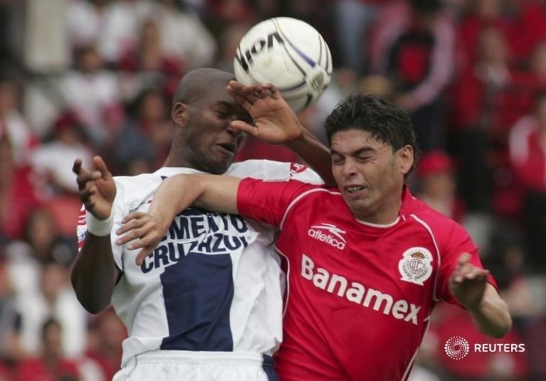 LYNXMPEG96003.jpg,Foto de archivo de Carlos Adrián Morales disputando el balón con el colombiano Aquivaldo Mosquera durante partido entre Toluca y Pachuca en México. Estadio Nemesio Diez, Toluca, México. 3 de diciembre de 2006.
REUTERS/Felipe Courzo; Crédito: Array, Reuters