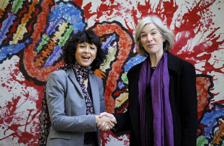 LYNXMPEG96173-1.jpg,Imagen de archivo de la científica francesa Emmanuelle Charpentier (izq) y la estadounidense Jennifer Doudna posando para los medios durante una visita a una exposición de pintura de niños sobre el genoma en Oviedo, España. 21 octubre 2015. REUTERS/Eloy Alonso; Crédito: Eloy Alonso, Reuters