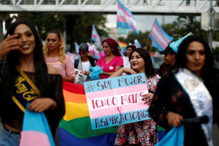 LYNXMPEG961DU.jpg,FOTO DE ARCHIVO. Miembros de la comunidad LGBTQ+ participan en una protesta para conmemorar el Día Internacional contra la Homofobia, Transfobia y Bifobia, en San Salvador, El Salvador. 17 de mayo de 2019. REUTERS/José Cabezas; Crédito: JOSÉ CABEZAS, Reuters