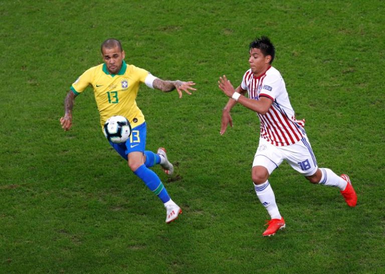 LYNXMPEG961OE.jpg,FOTO DE ARCHIVO. El futbolista paraguayo Santiago Arzamendia disputa el balón con el brasileño Dani Alves en un partido por los cuartos de final de la Copa América Brasil 2019, en el estadio Arena do Grêmio, en Porto Alegre, Brasil. 27 de junio de 2019. REUTERS/Diego Vara; Crédito: DIEGO VARA, Reuters
