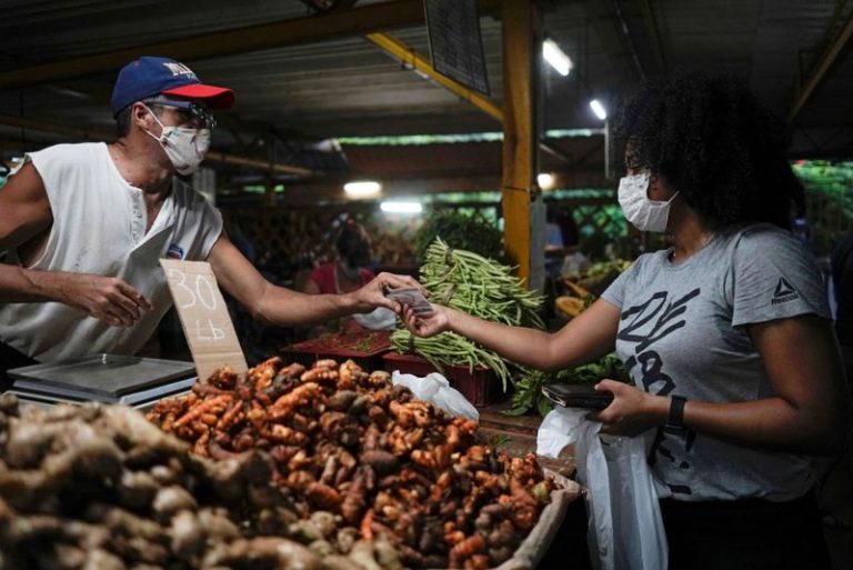 LYNXMPEG961RQ.jpg,FOTO DE ARCHIVO. Una mujer compra alimentos en un mercado, en medio de las preocupaciones por la pandemia del coronavirus (COVID-19), en La Habana, Cuba. 22 de septiembre de 2020. REUTERS/Alexandre Meneghini; Crédito: ALEXANDRE MENEGHINI, Reuters