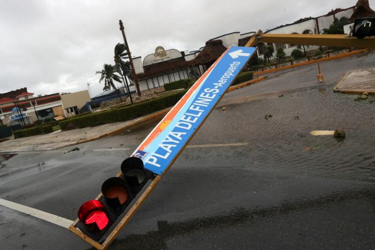 LYNXMPEG961S1.jpg,Un semáforo caído después del impacto del huracán Delta en Cancún, en el estado mexicano de Quintana Roo. 7 de octubre de 2020. REUTERS / Henry Romero; Crédito: HENRY ROMERO, Reuters