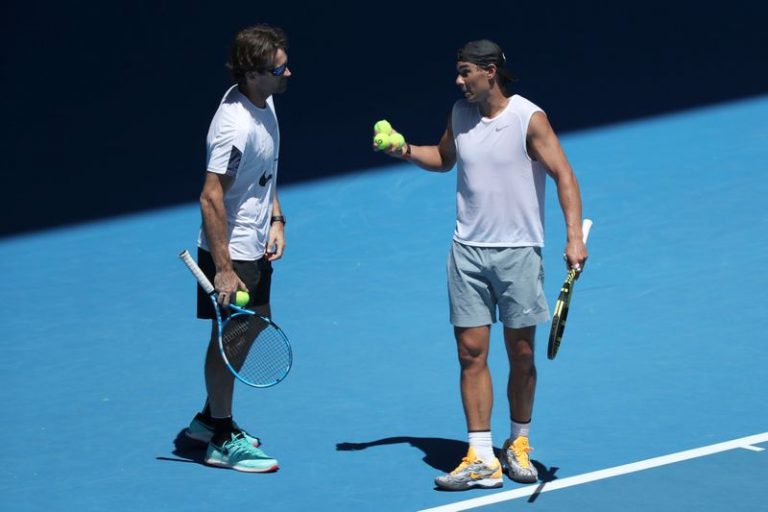 LYNXMPEG961YJ.jpg,IMAGEN DE ARCHIVO. El tenista español Rafael Nadal (derecha) practica con su entrenador Carlos Moyá durante el Abierto de Australia, en el Melbourne Park, Melbourne, Australia - Enero 13, 2019. REUTERS/Lucy Nicholson; Crédito: LUCY NICHOLSON, Reuters