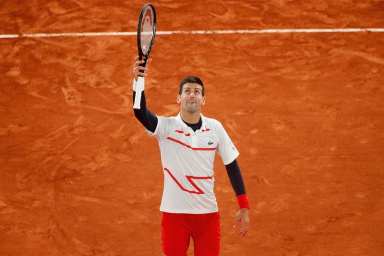 LYNXMPEG96291.jpg,El tenista serbio Novak Djokovic celebra tras derrotar al español Pablo Carreño Busta y avanzar a semifinales del Abierto de Francia, en Roland Garros, París - Octubre 7, 2020 EUTERS/Gonzalo Fuentes; Crédito: GONZALO FUENTES, Reuters