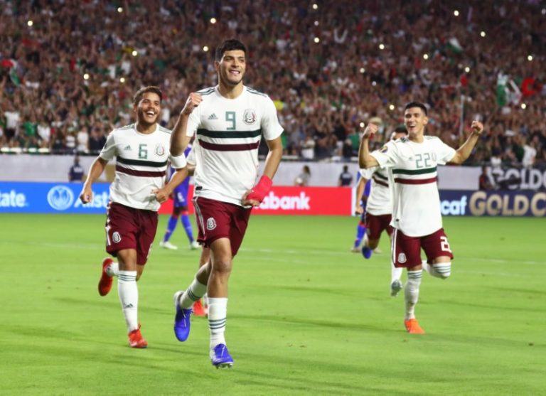 LYNXMPEG962A4.jpg,Foto de archivo de Raúl Jiménez celebrando un gol con la selección de México. Estadio State Farm, Glendale, Arizona, EEUU. 2 de julio de 2019.
CREDITO OBLIGADO USA TODAY/Mark J. Rebilas; Crédito: Array, Reuters