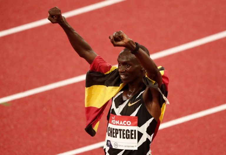 LYNXMPEG962AU.jpg,IMAGEN DE ARCHIVO. El atleta ugandés Joshua Cheptegei celebra tras ganar la prueba de 5.000 metros en la Liga Diamante, en Mónaco - Agosto 14, 2020.  Pool vía REUTERS/Guillaume Horcajuelo; Crédito: GUILLAUME HORCAJUELO, Reuters