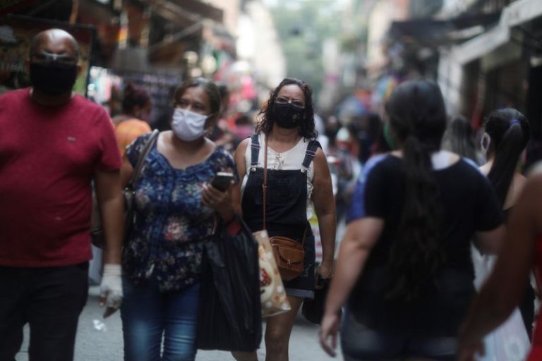 LYNXMPEG962BF.jpg,Personas caminan por un el distrito comercial de Saara, en medio del brote de coronavirus, en Río de Janeiro, Brasil, Octubre 7, 2020.  REUTERS/Pilar Olivares; Crédito: PILAR OLIVARES, Reuters