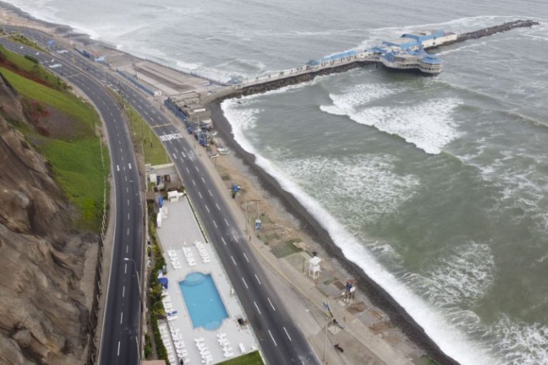 LYNXMPEG962DL.jpg,Foto de archivo: Foto tomada el 21 de marzo de 2020. Calles y playas de Lima desoladas luego del decreto de aislamiento obligatorio emitido por el gobierno de Martín Vizcarra para frenar la pandemia de COVID-19. ; Crédito: Juan Pablo Azabache via Ulan/Poo, Reuters