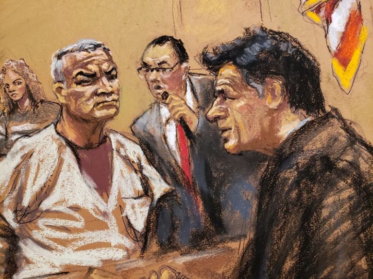 LYNXMPEG962E5.jpg,Foto de archivo. El exsecretario de seguridad mexicano Genaro García es observado por su esposa mientras se presenta ante el juez Robert Levy en una corte de Nueva York, EEUU. 28 de febrero de 2020.  REUTERS/Jane Rosenberg; Crédito: JANE ROSENBERG, Reuters