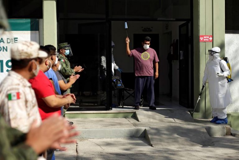 LYNXMPEG97013.jpg,Militares y trabajadores de la salud aplauden al paciente Arturo Cardoso, quien se recuperó de la enfermedad del coronavirus (COVID-19), al ser dado de alta de un hospital militar en Ciudad Juárez, México. Octubre 7, 2020. REUTERS/José Luis González; Crédito: JOSE LUIS GONZALEZ, Reuters