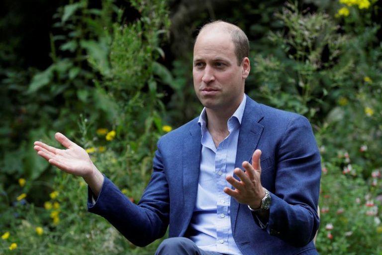 LYNXMPEG97140.jpg,FILE PHOTO: Britain's Prince William, Duke of Cambridge, speaks during a visit to the Garden House, part of the Light Project, which works on getting people safely off the streets throughout the coronavirus disease (COVID-19) outbreak, in Peterborough, Britain, July 16, 2020. Picture taken July 16, 2020. Kirsty Wigglesworth/Pool via REUTERS; Crédito: POOL, Reuters