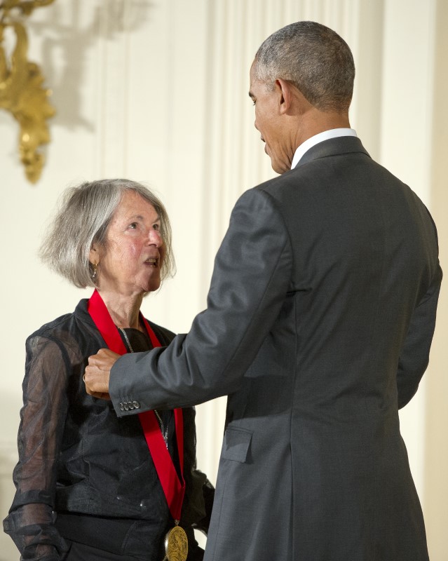 LYNXMPEG9715W.jpg,El expresidente de Estados Unidos Barack Obama entrega una medalla a Louise Glück, en Massachusetts el 22 de septiembre de 2016. Foto de archivo. Photo by Ron Sachs/CNP/ABACAPRESS.COM; Crédito: Sachs Ron/CNP/ABACA, Reuters