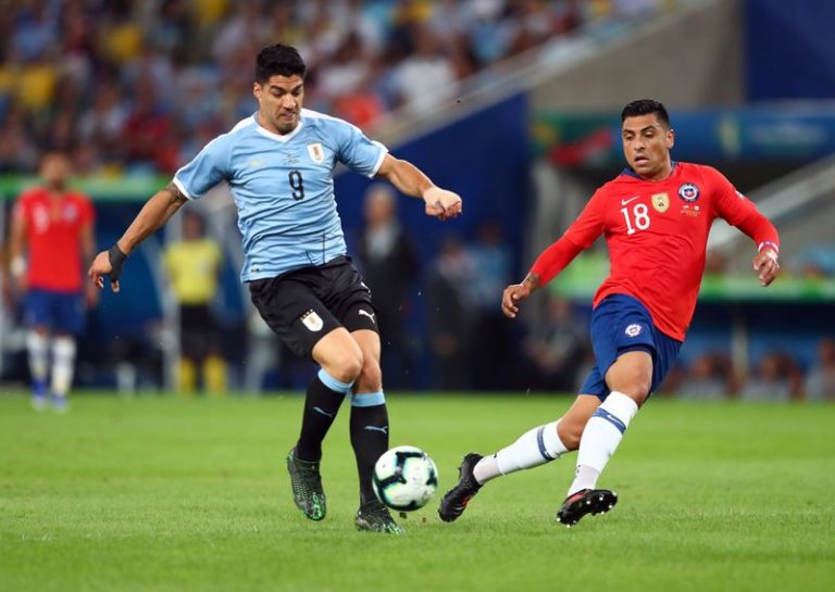 LYNXMPEG971DA.jpg,FOTO DE ARCHIVO. El futbolista uruguayo Luis Suárez disputa el balón con el chileno Gonzalo Jara por la fase de grupos de la Copa América Brasil 2019, en Río de Janeiro, Brasil. 24 de junio de 2019. REUTERS/Pilar Olivares; Crédito: PILAR OLIVARES, Reuters