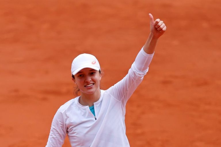 LYNXMPEG971QX.jpg,La tenista polaca Iga Swiatek celebra tras alcanzar la final del Abierto de París tras vencer a la argentina Nadia Podoroska, en Roland Garros, Parías, Francia - Octubre 8, 2020  REUTERS/Christian Hartmann; Crédito: CHRISTIAN HARTMANN, Reuters