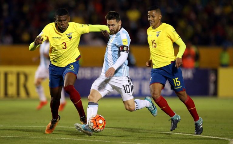 LYNXMPEG971R5.jpg,Foto de archivo del delantero de Argentina Lionel Messi marcando frente a Ecuador en Quito, en el cierre de la eliminatoria sudamericana al Mundial, 2018, pese a la marca de Robert Arboleda (3) y Jefferson Intriago. 
Oct 10, 2017. 
REUTERS/Henry Romero; Crédito: HENRY ROMERO, Reuters