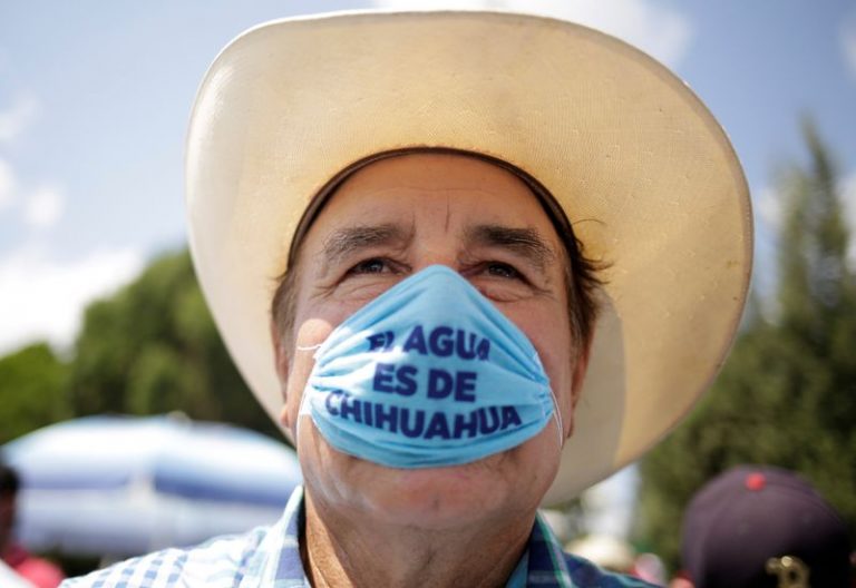 LYNXMPEG9725E.jpg,FOTO DE ARCHIVO: Un hombre con una máscara protectora asiste a una protesta contra la decisión del gobierno mexicano de desviar agua de la presa La Boquilla a EEUU, como parte de un tratado bilateral de agua de 1944 entre los dos países, en Delicias, estado de Chihuahua, México. Septiembre 20, 2020. El escrito dice, 