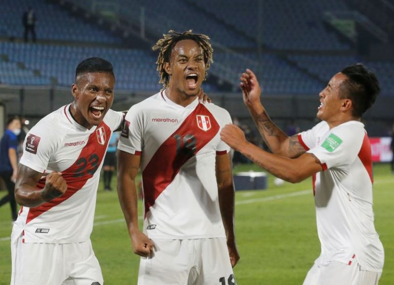 LYNXMPEG9801O.jpg,Fútbol - Eliminatoria sudamericana para el Mundial 2022 - Paraguay vs. Perú - Estadio Defensores del Chaco, Asunción, Paraguay - 8 de octubre de 2020 - El peruano André Carrillo celebra con sus compañeros tras anotar su primer gol ante Paraguay REUTERS/Jorge Adorno; Crédito: JORGE ADORNO, Reuters