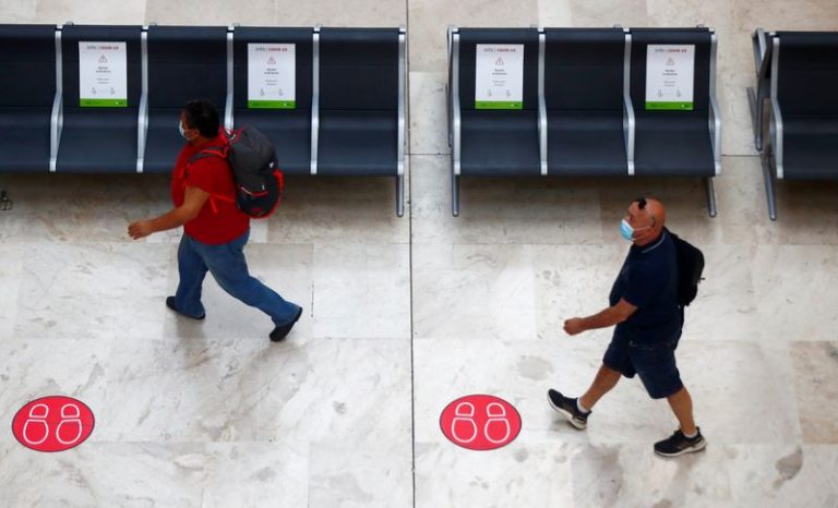 LYNXMPEG980NW.jpg,FILE PHOTO: Passengers, wearing protective face masks, walk past social distancing signs upon arrival from Paris at Adolfo Suarez Barajas airport as Spain reopens its borders to most European visitors after the coronavirus lockdown, in Madrid, Spain, June 21, 2020. REUTERS/Sergio Perez; Crédito: SERGIO PEREZ, Reuters