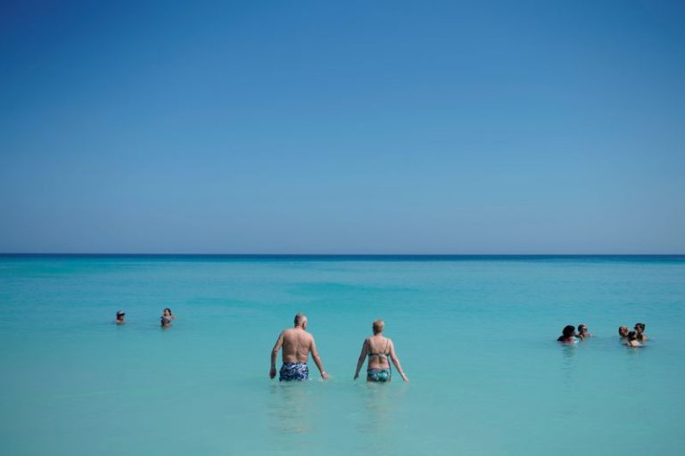 LYNXMPEG980QJ.jpg,FOTO DE ARCHIVO. Turistas disfrutan de la playa en Varadero, Cuba. 12 de mayo de 2019. REUTERS/Alexandre Meneghini; Crédito: ALEXANDRE MENEGHINI, Reuters