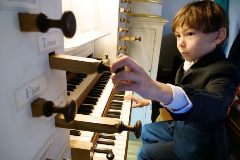 LYNXMPEG980U3.jpg,Guillaume Benoliel, un niño de seis años, durante una sesión de práctica en Brunoy. Francia, 5 de octubre de  2020. REUTERS/Noemie Olive; Crédito: NOEMIE OLIVE, Reuters