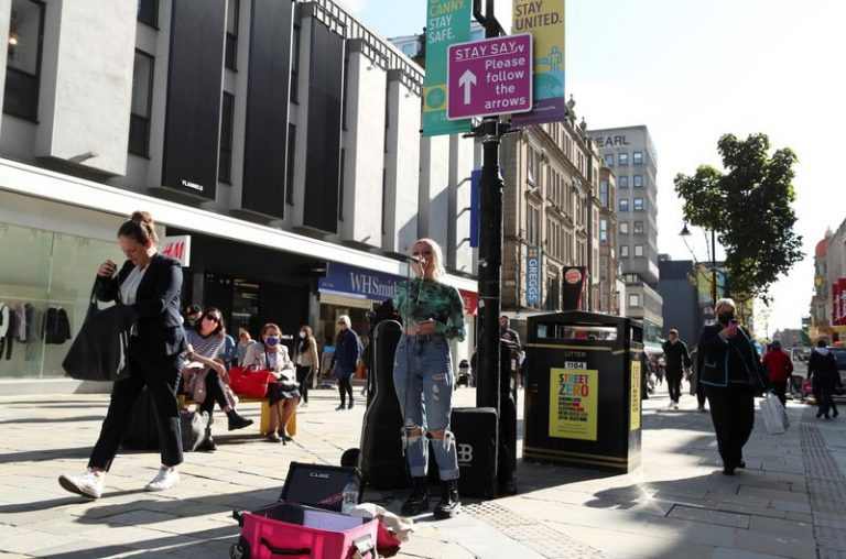 LYNXMPEG980V6.jpg,FOTO DE ARCHIVO: Una mujer actuando en la calle en Newcastle, Reino Unido, en medio de la pandemia de COVID-19, el 6 de octubre de 2020. REUTERS/Lee Smith; Crédito: LEE SMITH, Reuters
