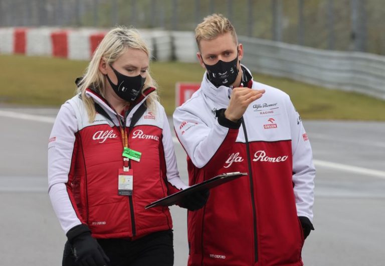 LYNXMPEG98108.jpg,Mick Schumacher de la escudería Alfa Romeo con una mascarilla analizando el circuito de Nuerburgring, en el Gran Premio de Fórmula 1 de Eifel, Alemania - Octubre 8, 2020   REUTERS/Wolfgang Rattay; Crédito: WOLFGANG RATTAY, Reuters