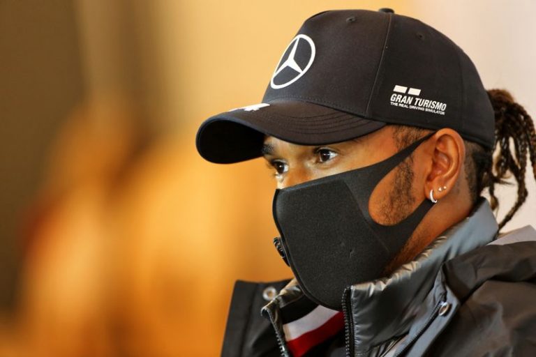 LYNXMPEG98142.jpg,El piloto de Mercedes Lewis Hamilton utilizando una mascarilla durante una conferencia de prensa previa al Gran Premio de Fórmula 1 en el circuito de Nürburgring de Alemania - Octubre 8, 2020  FIA/Distribuida vía REUTERS; Crédito: HANDOUT, Reuters