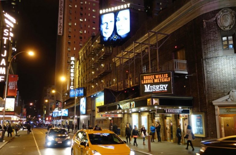 LYNXMPEG9819W.jpg,Vista general del Teatro Broadhurst de Broadway, en Nueva York. Los teatros de Broadway seguirán cerrados hasta fines de mayo debido a la pandemia de coronavirus, dijo una organización comercial el viernes. Foto de archivo.; Crédito: Christian Fahrenbach, Reuters