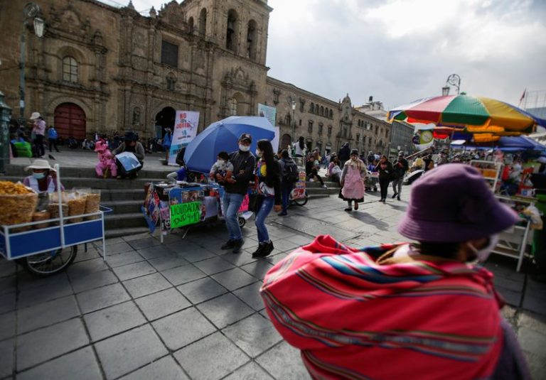 LYNXMPEG981D0.jpg,Personas en la plaza San Francisco, en La Paz, Bolivia, Octubre 8, 2020. REUTERS/David Mercado; Crédito: DAVID MERCADO, Reuters