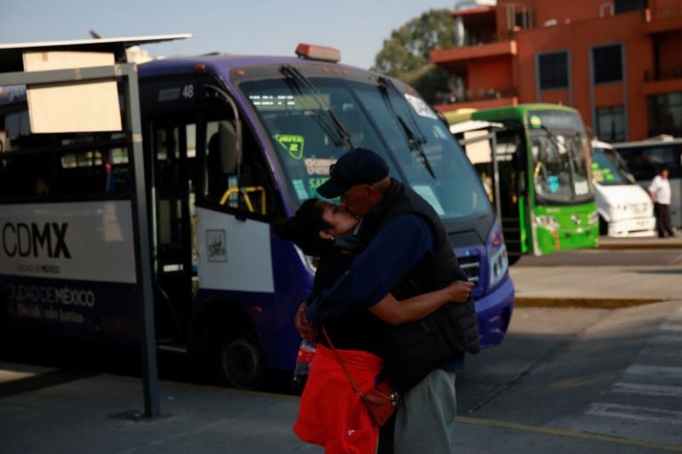 LYNXMPEG9900V.jpg,Una pareja se besa en la parada de autobús, mientras continúa el brote de coronavirus en Ciudad de México. Octubre 8, 2020. REUTERS/Carlos Jasso; Crédito: CARLOS JASSO, Reuters