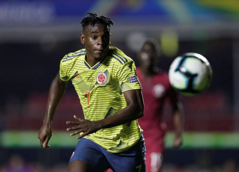 LYNXMPEG9901T.jpg,Foto de archivo. El delantero de la selección colombiana de fútbol Duván Zapata avanza con el balón en un partido de la Copa América 2019 contra Qatar en el estadio Marumbi de Sao Paulo, Brasil, 19 de junio, 2019. REUTERS/Ueslei Marcelino       ; Crédito: UESLEI MARCELINO, Reuters