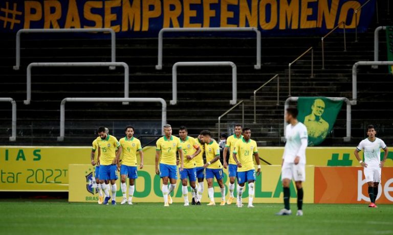 LYNXMPEG99025.jpg,Philippe Coutinho celebra con sus compañeros tras anotar el quinto gol con el que Brasil ganó 5-0 a Bolivia en eliminatoria sudamericana para Mundial. Arena Corinthians, Sao Paulo, Brasil. 9 de octubre de 2020.
Pool via Reuters/Buda Mendes; Crédito: Array, Reuters