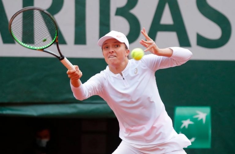 LYNXMPEG990D2.jpg,Tenis - Abierto de Francia - Roland Garros, París, Francia - 10 de octubre de 2020. La polaca Iga Swiatek en acción durante la final contra Sofia Kenin, de EEUU. REUTERS/Charles Platiau; Crédito: CHARLES PLATIAU, Reuters