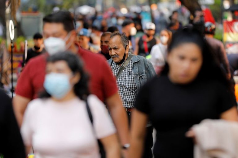 LYNXMPEG9A006.jpg,La gente camina en la calle, mientras continúa el brote de la enfermedad del coronavirus (COVID-19), en Ciudad de México, México, 8 de octubre de 2020. REUTERS / Carlos Jasso/ Foto de archivo; Crédito: CARLOS JASSO, Reuters