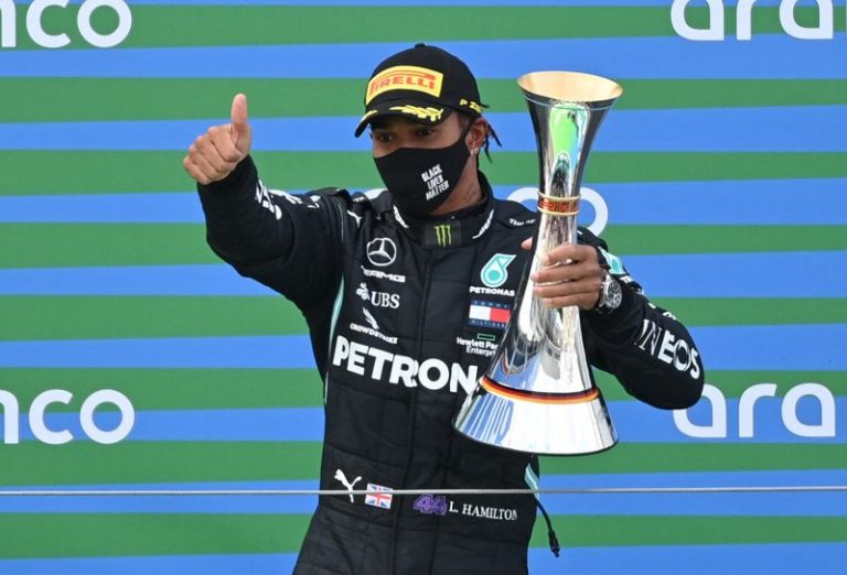 LYNXMPEG9A0EK.jpg,Fórmula Uno F1 - Gran Premio de Eifel - Nurburgring, Nurburgo, Alemania - 11 de octubre de 2020. Lewis Hamilton, de Mercedes, celebra en el podio después de ganar la carrera. Pool via REUTERS/Ina Fassbender; Crédito: INA FASSBENDER, Reuters