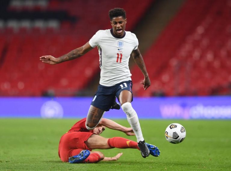 LYNXMPEG9A0LV-1.jpg,El futbolista inglés Marcus Rashford roba el balón al belga Thomas Meunier en el estadio Wembley.  Pool via REUTERS/Neil Hall; Crédito: NEIL HALL, Reuters