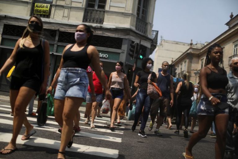 LYNXMPEG9A0NF.jpg,People walk around the Saara street market, amid the outbreak of the coronavirus disease (COVID-19), in Rio de Janeiro, Brazil, October 7, 2020.  REUTERS/Pilar Olivares; Crédito: PILAR OLIVARES, Reuters