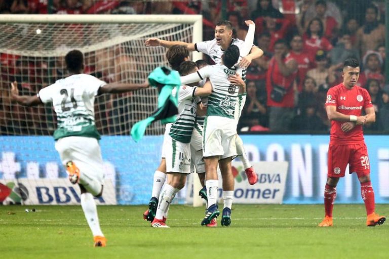 LYNXMPEG9B046.jpg,Foto de archivo de jugadores de Santos Laguna celebrando tras ganar la final del torneo Clausura 2018 en México. Estadio Nemesio Diez, Toluca, México. 20 de mayo de 2018.
REUTERS/Edgard Garrido; Crédito: Array, Reuters