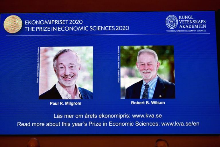 LYNXMPEG9B0QJ.jpg,Imágenes de los ganadores del premio Nobel de ciencias económicas 2020, Paul R. Milgrom y Robert B. Wilson, se muestran en una pantalla en una conferencia de prensa en Estocolmo, Suecia, 12 octubre 2020.
TT News Agency/Anders Wiklund vía REUTERS    ; Crédito: TT NEWS AGENCY, Reuters