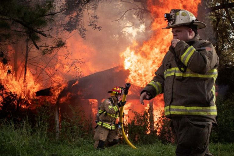 LYNXMPEG9B0QY.jpg,Bomberos locales responden al incendio en una casa luego de paso de la tormenta Delta en Luisiana, Estados Unidos. Octubre 11, 2020.  REUTERS/Adrees Latif   ; Crédito: ADREES LATIF, Reuters
