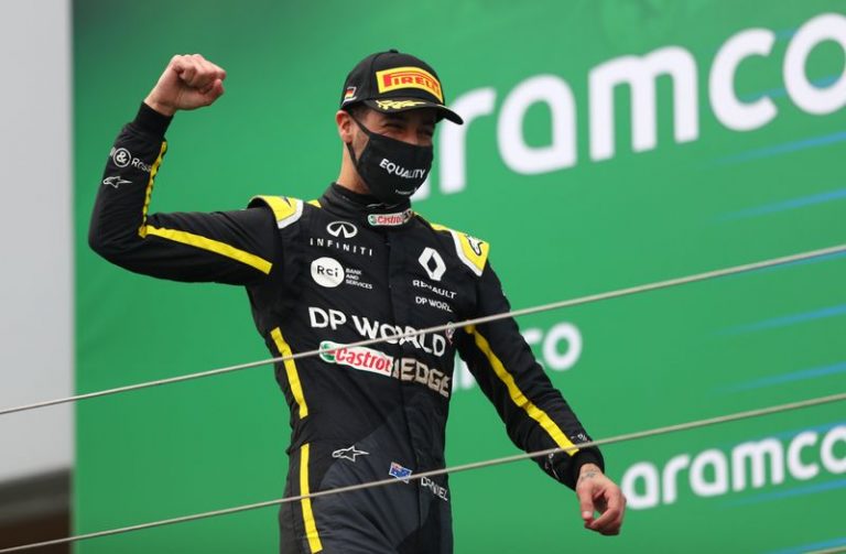 LYNXMPEG9B14F.jpg,Imagen de archivo del piloto de Renault Daniel Ricciardo celebrando en el podio luego de terminar tercero en el Gran Premio Eifel de la Fórmula Uno, disputado en el circuito Nürburgring de Nürburg, Alemania. 11 de octubre, 2020. Pool via REUTERS/Matthias Schrader; Crédito: MATTHIAS SCHRADER, Reuters