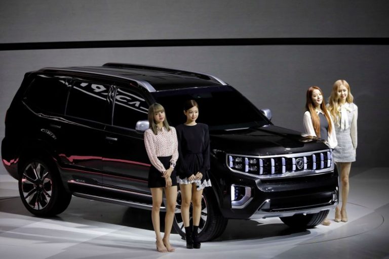 LYNXMPEG9B1C1.jpg,FOTO DE ARCHIVO. Integrantes del grupo de K-pop BLACKPINK posan para fotografías con un vehículo Mohave de Kia Motors durante el Salón del Automóvil de Seúl 2019, en Goyang, Corea del Sur. 28 de marzo de 2019. REUTERS/Kim Hong-ji; Crédito: KIM HONG-JI, Reuters